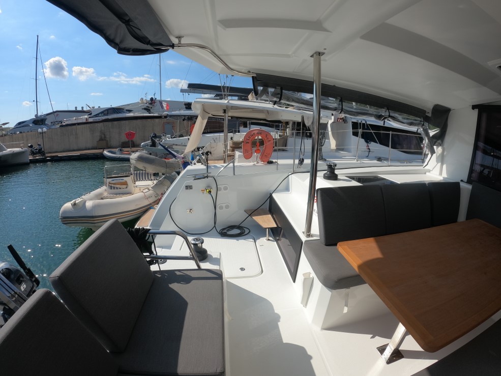 Catamaran Astréa 42 Fountaine Pajot PRICE : 690 000 € 