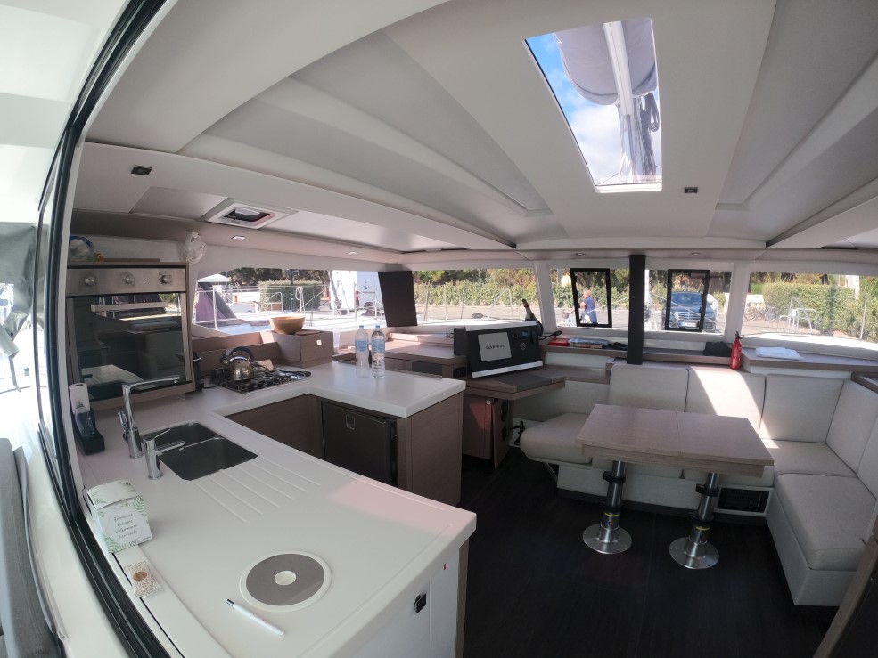 Catamaran Astréa 42 Fountaine Pajot PRICE : 690 000 € 