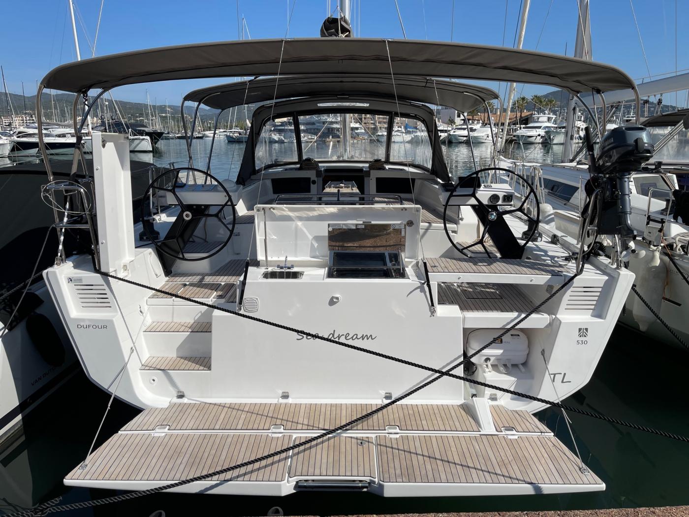 Sailboat rental Dufour 530