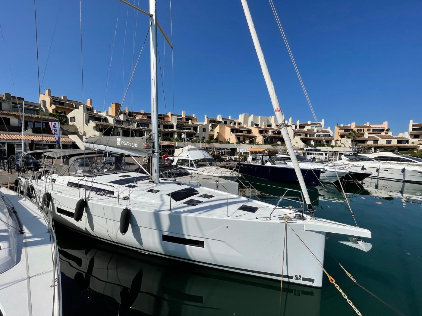 Sailboat rental Dufour 530