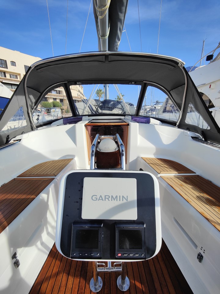 Sailboat rental Hanse 345