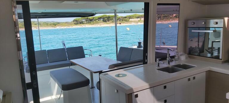 Catamaran charter Astréa 42 GABIAN Golfe de Saint-Tropez