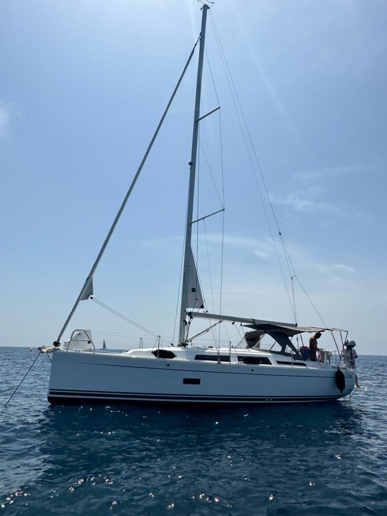 Sailboat rental Hanse 348